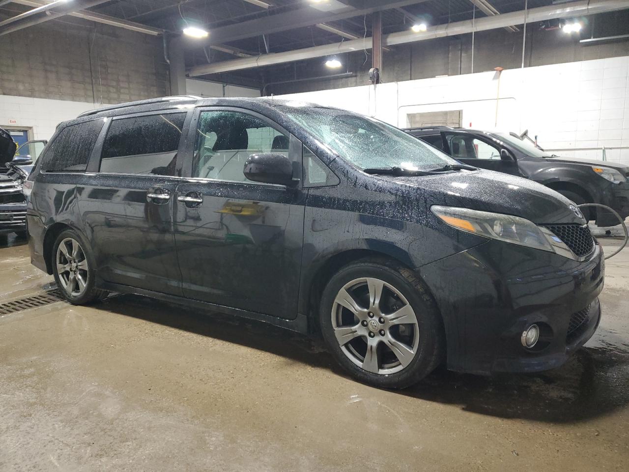 2017 Toyota Sienna - Image 4