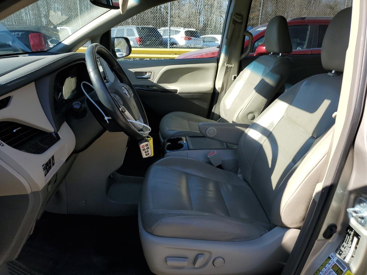 2017 Toyota Sienna - Image 7
