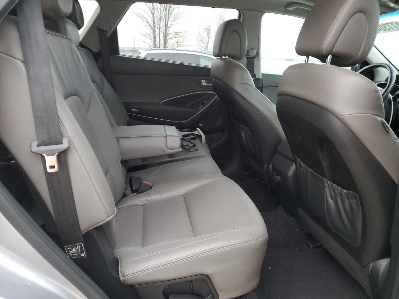 2016 Hyundai Santa Fe - Image 11