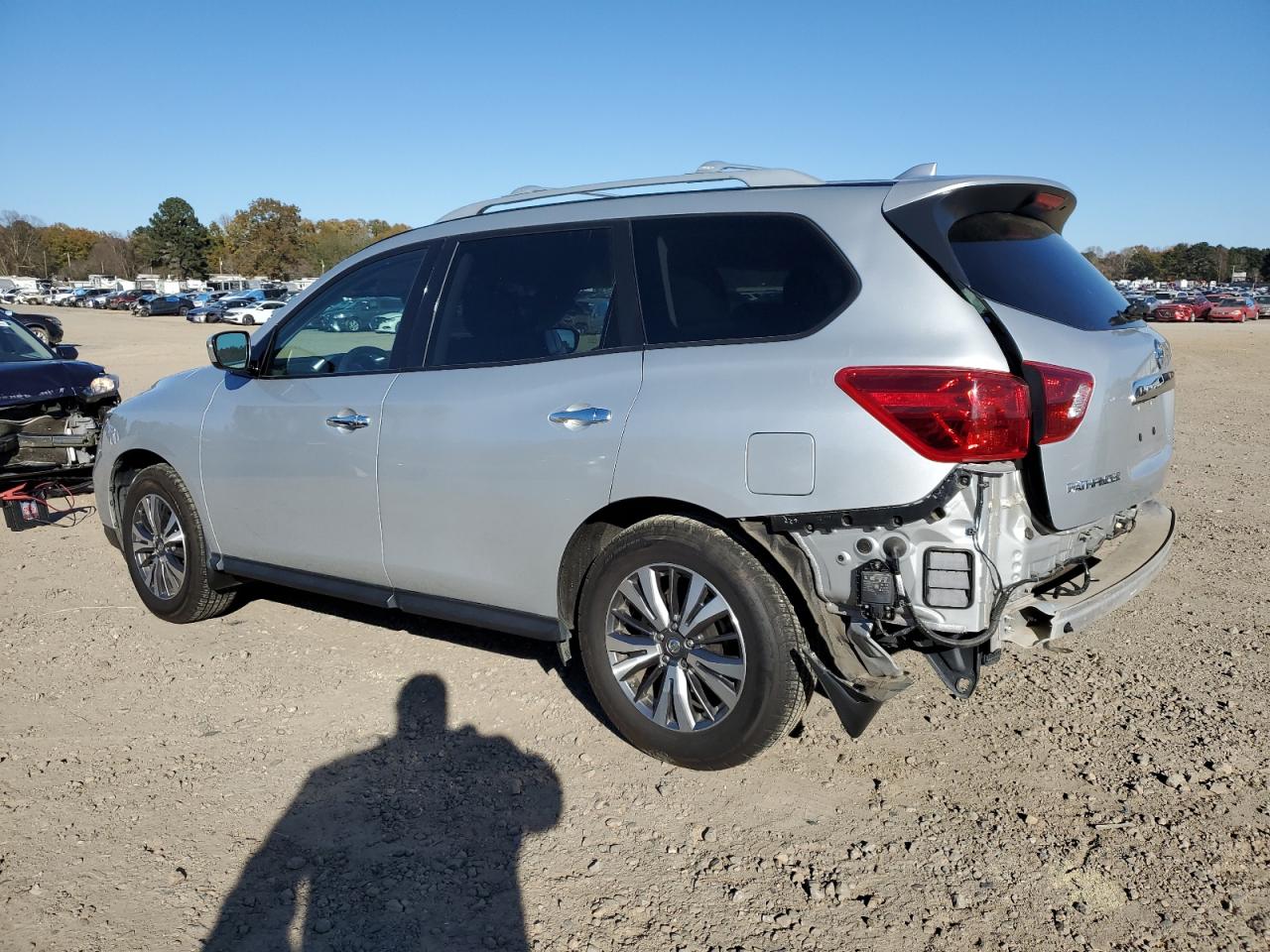2020 Nissan Pathfinder - Image 2