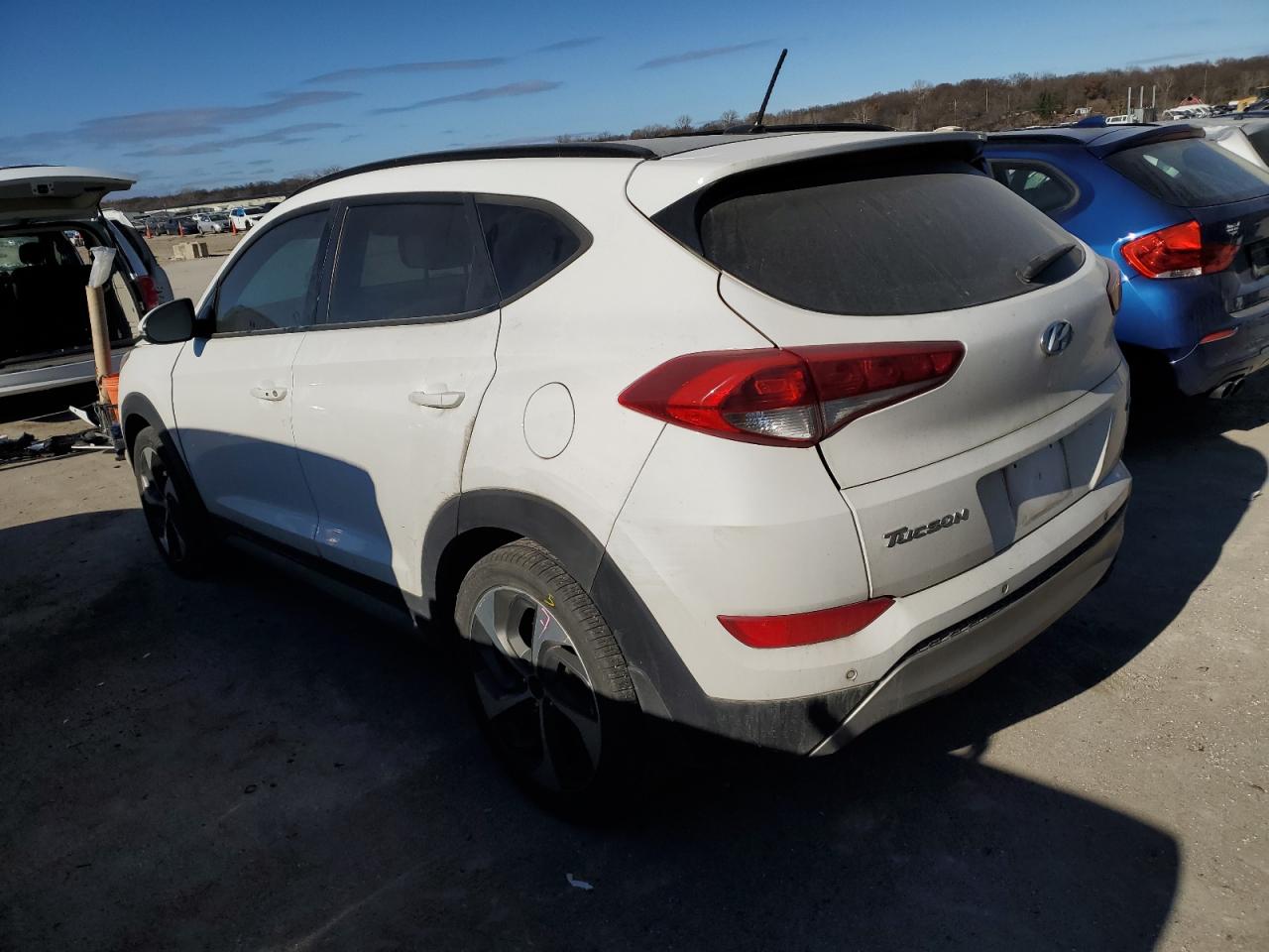 KM8J3CA27HU574267 2017 HYUNDAI TUCSON - Image 2