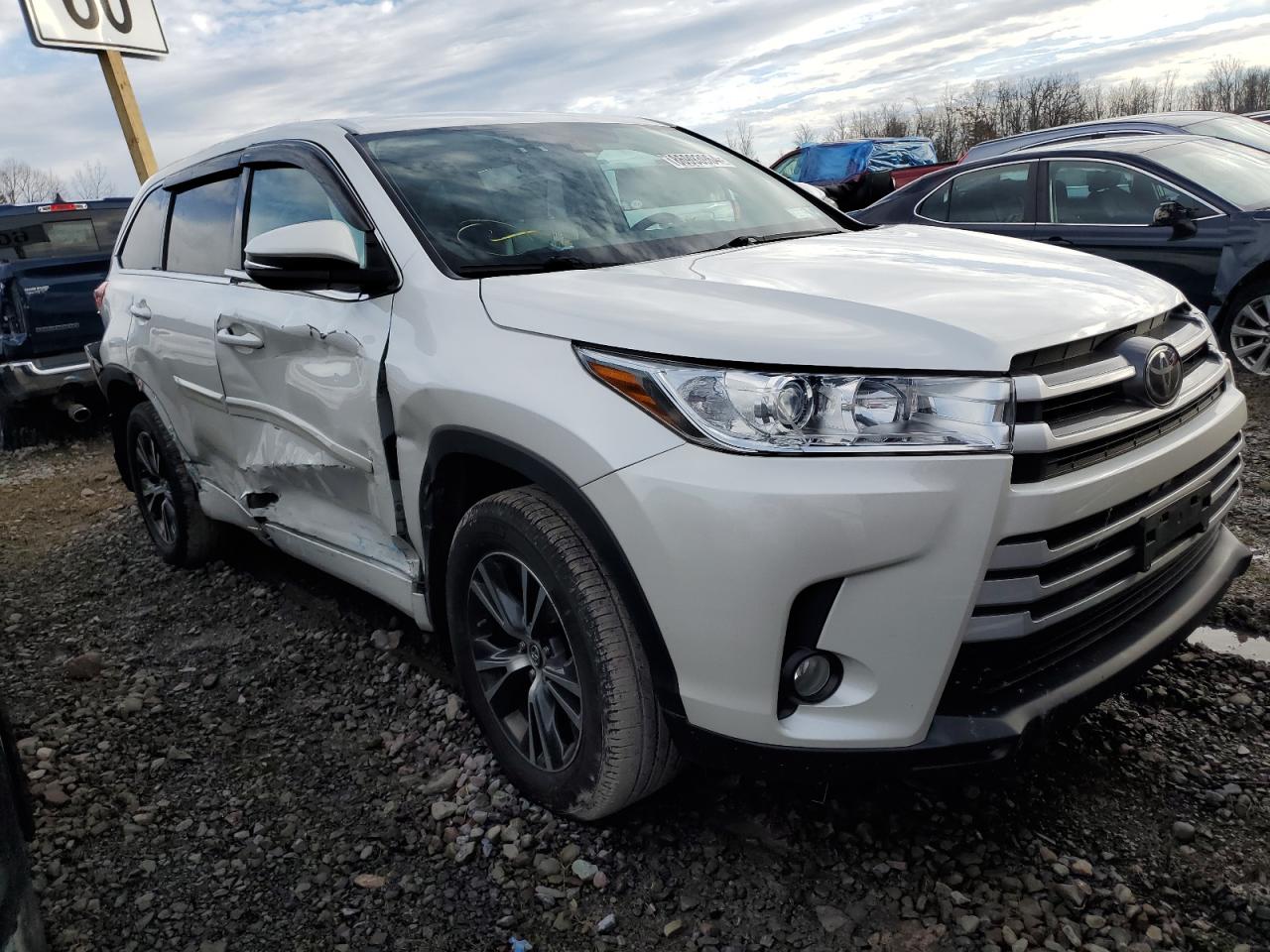 VIN 5TDBZRFH6JS863898 2018 TOYOTA HIGHLANDER no.4