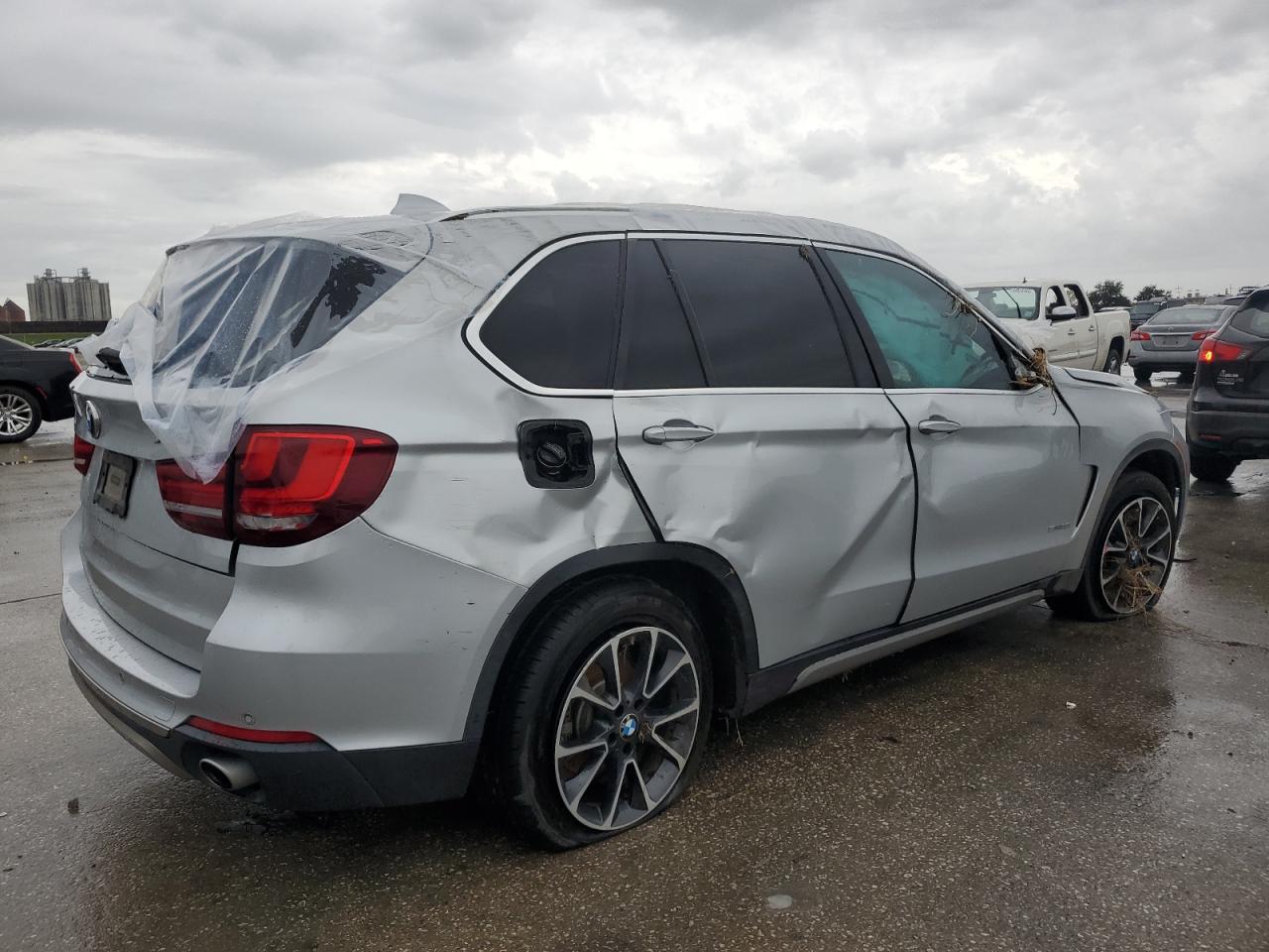 VIN 5UXKR2C52H0U18166 2017 BMW X5 no.3