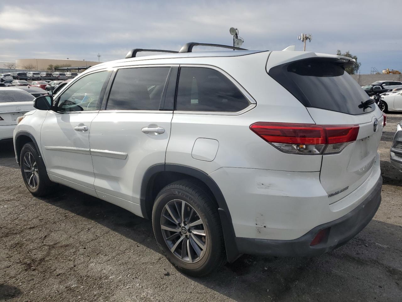 2017 Toyota Highlander - Image 2