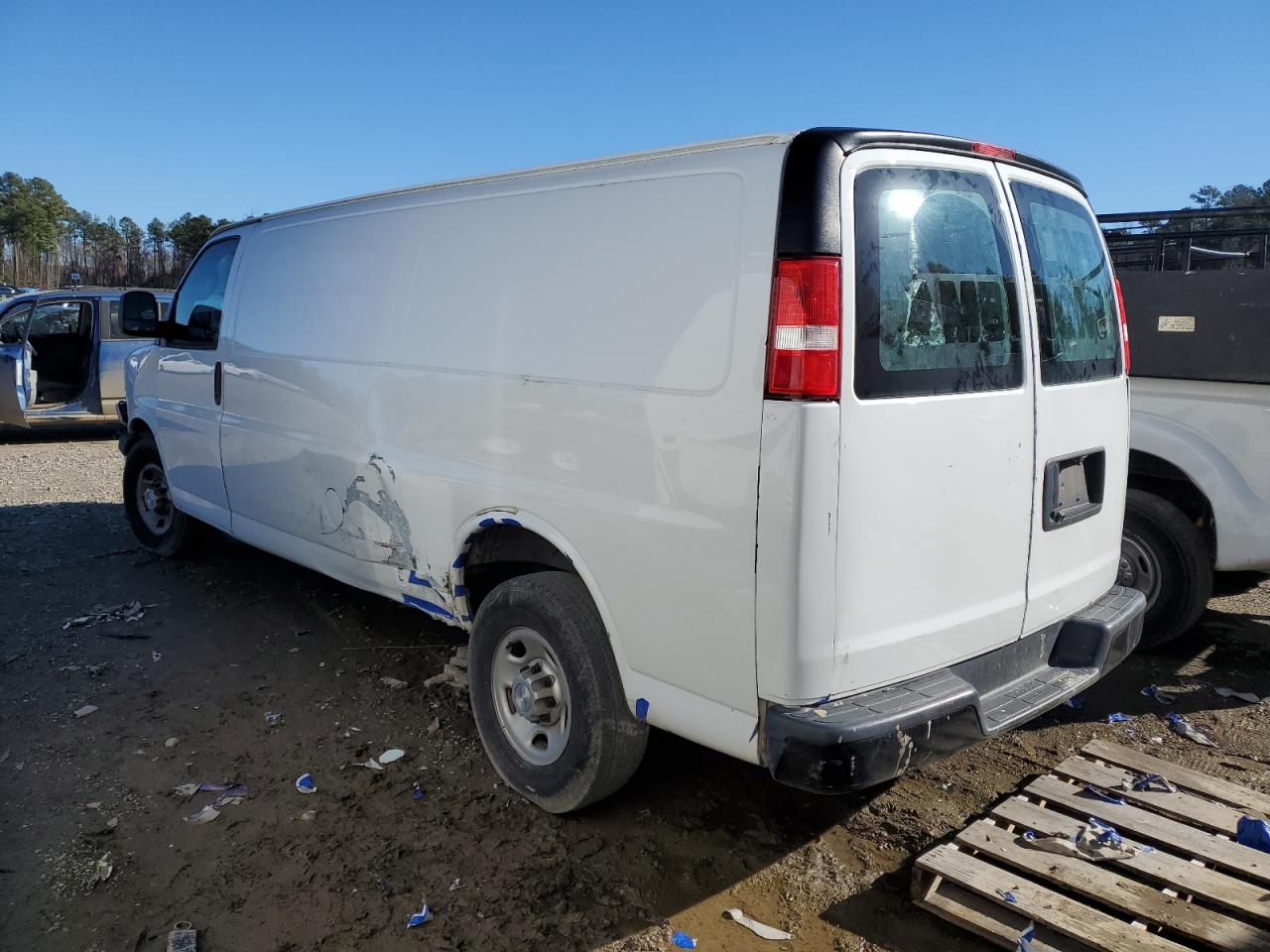 VIN 1GCWGBFG4K1185639 2019 CHEVROLET EXPRESS no.2