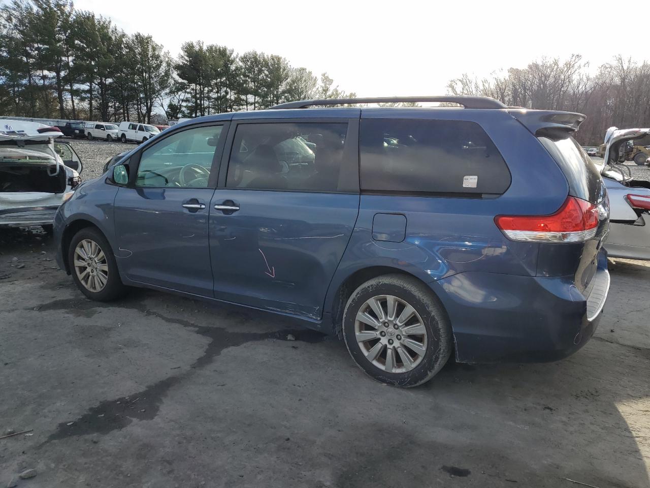 2014 Toyota Sienna - Image 2