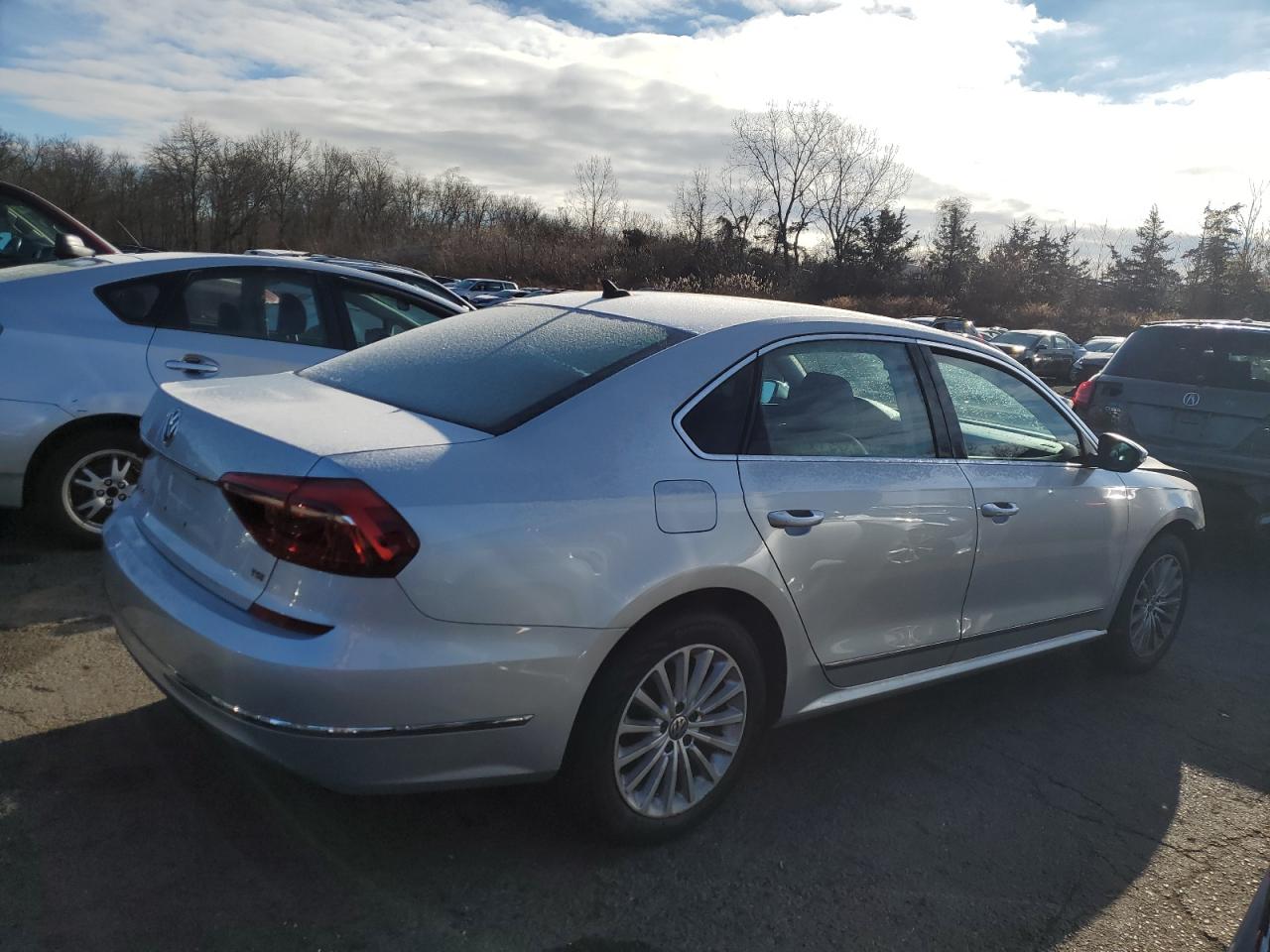 2017 Volkswagen Passat - Image 3