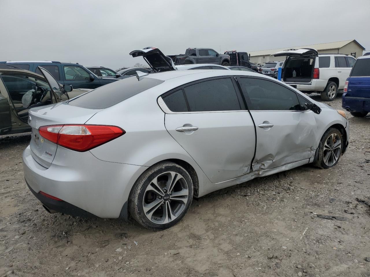 VIN KNAFX4A82G5545239 2016 KIA FORTE no.3