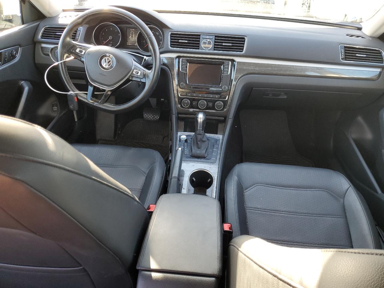 2017 Volkswagen Passat - Image 8