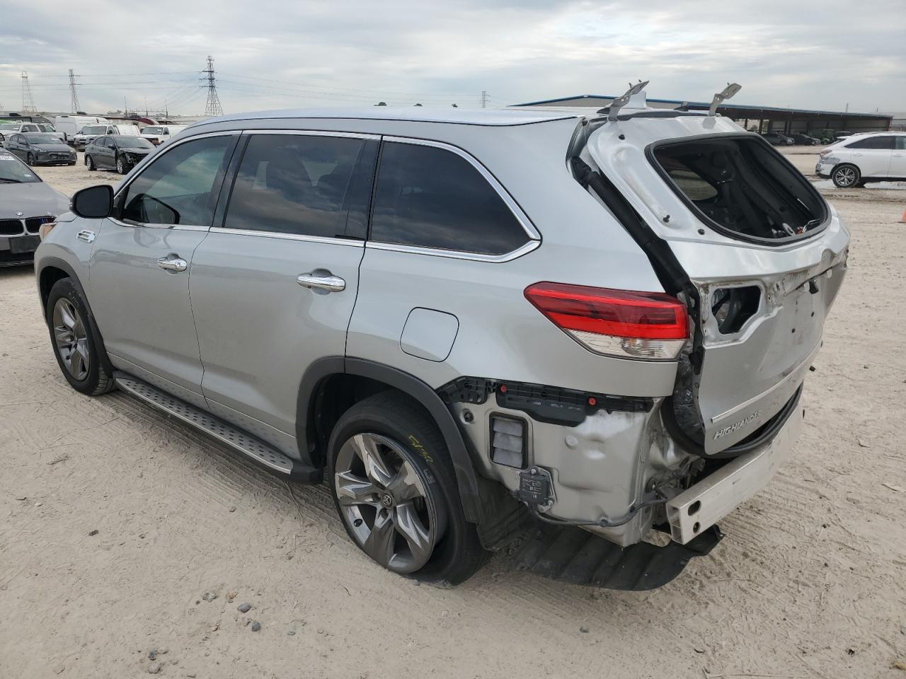 2017 Toyota Highlander - Image 2