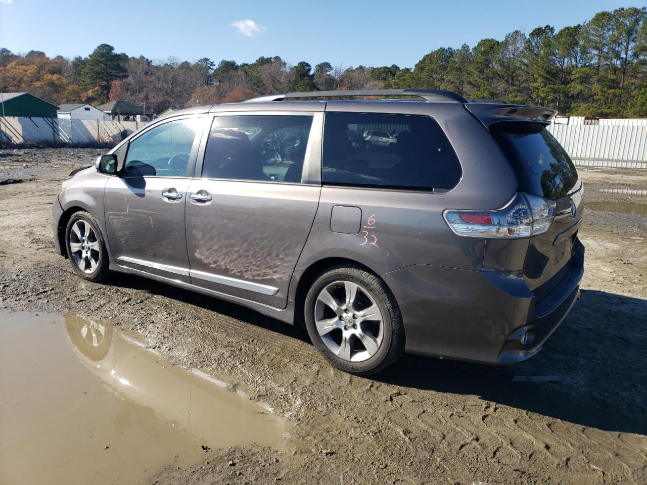 VIN 5TDXK3DC2DS310250 2013 TOYOTA SIENNA no.2