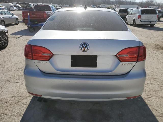 Sedans VOLKSWAGEN JETTA 2013 Srebrny