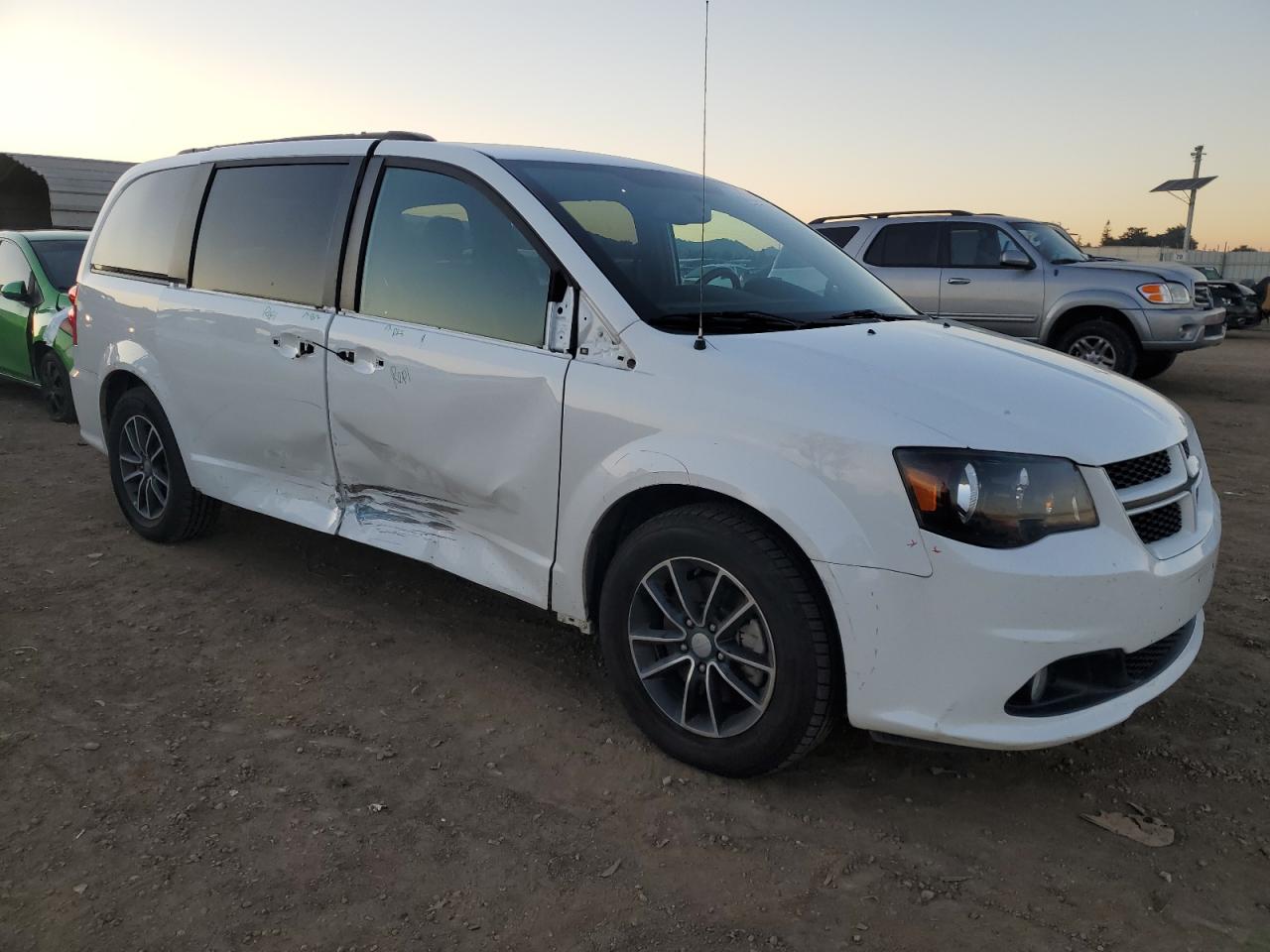 2018 Dodge Caravan - Image 4