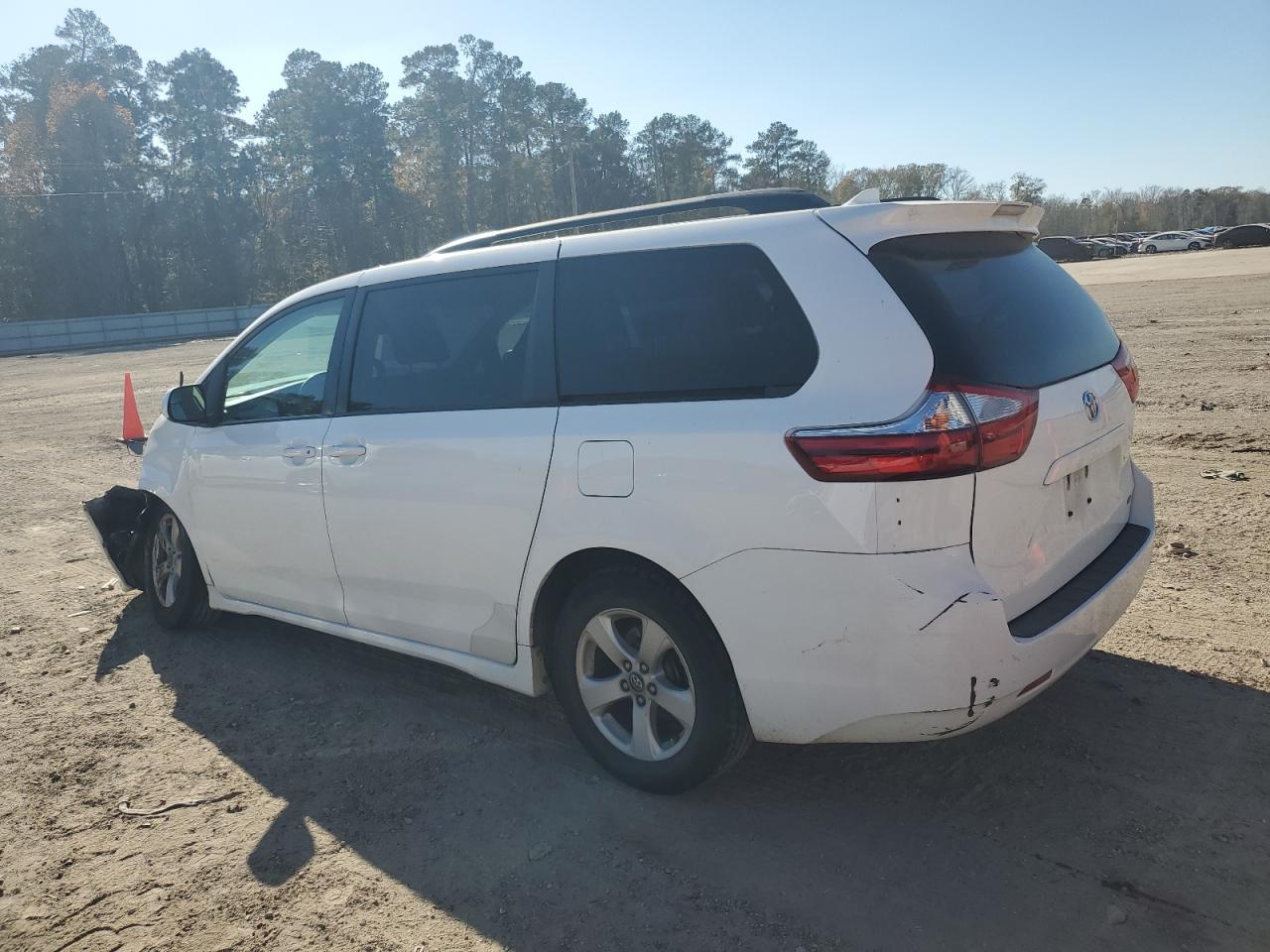 5TDKZ3DCXJS960221 2018 TOYOTA SIENNA - Image 2