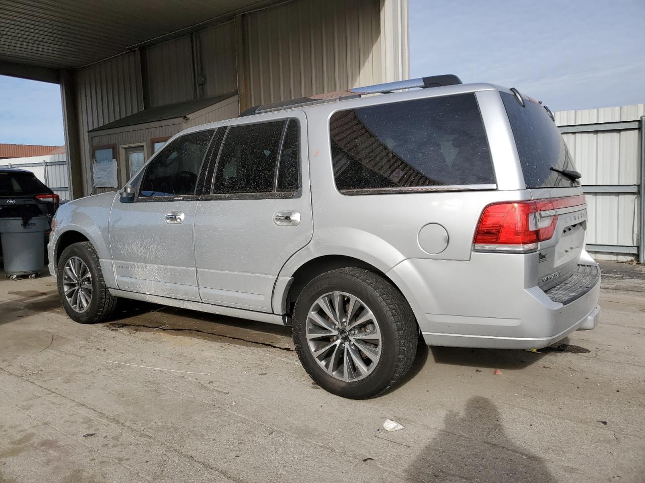2017 Lincoln Navigator - Image 2