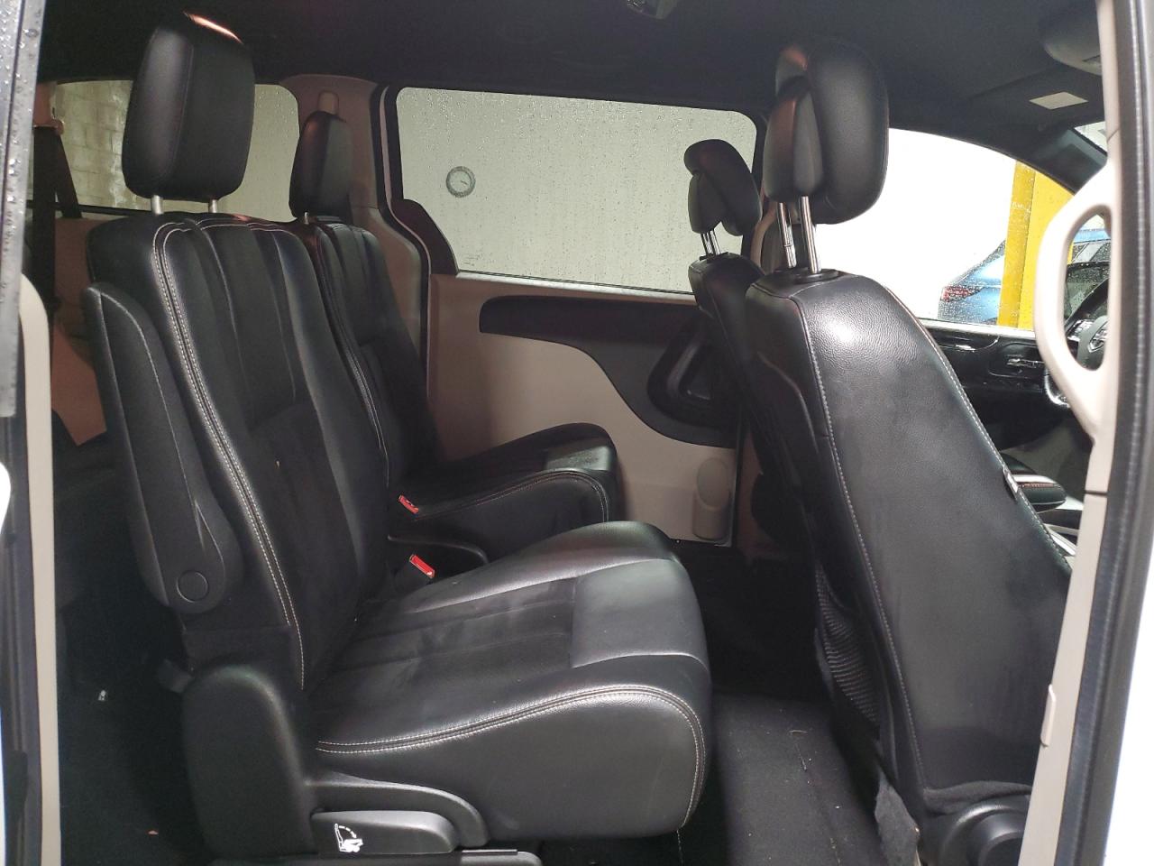 2017 Dodge Caravan - Image 11