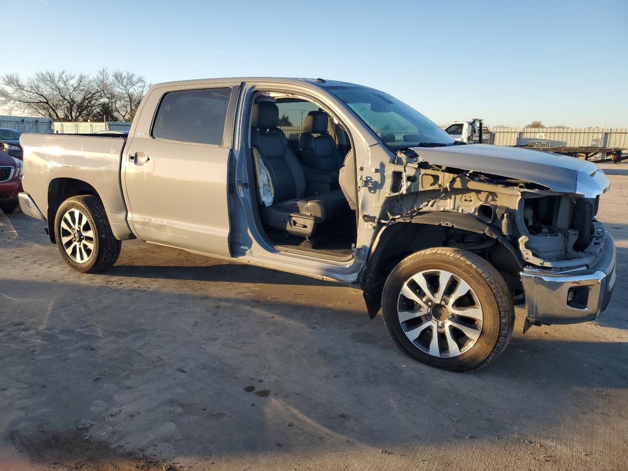 VIN 5TFFY5F16JX237455 2018 TOYOTA TUNDRA no.4