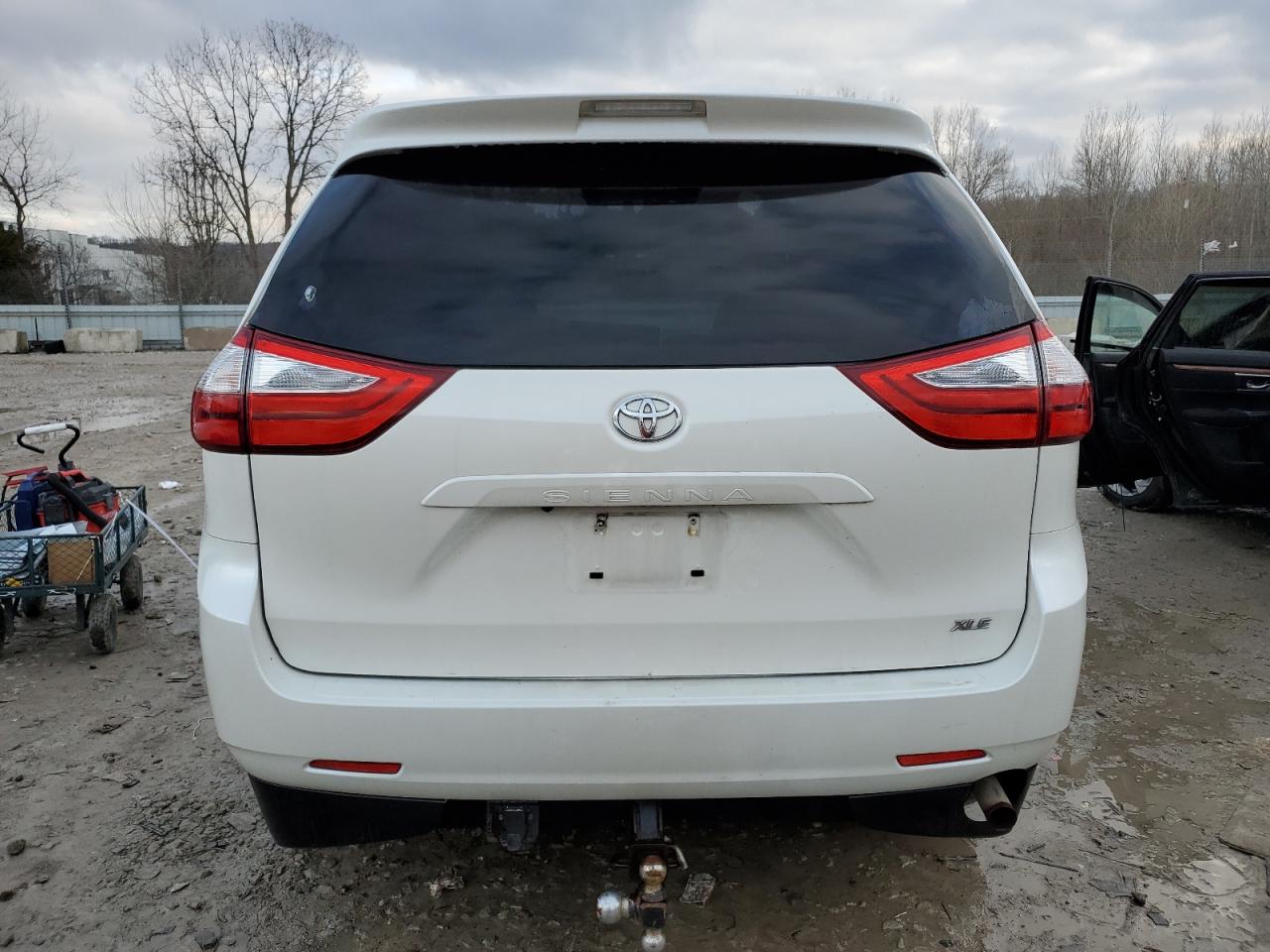 2017 Toyota Sienna - Image 6