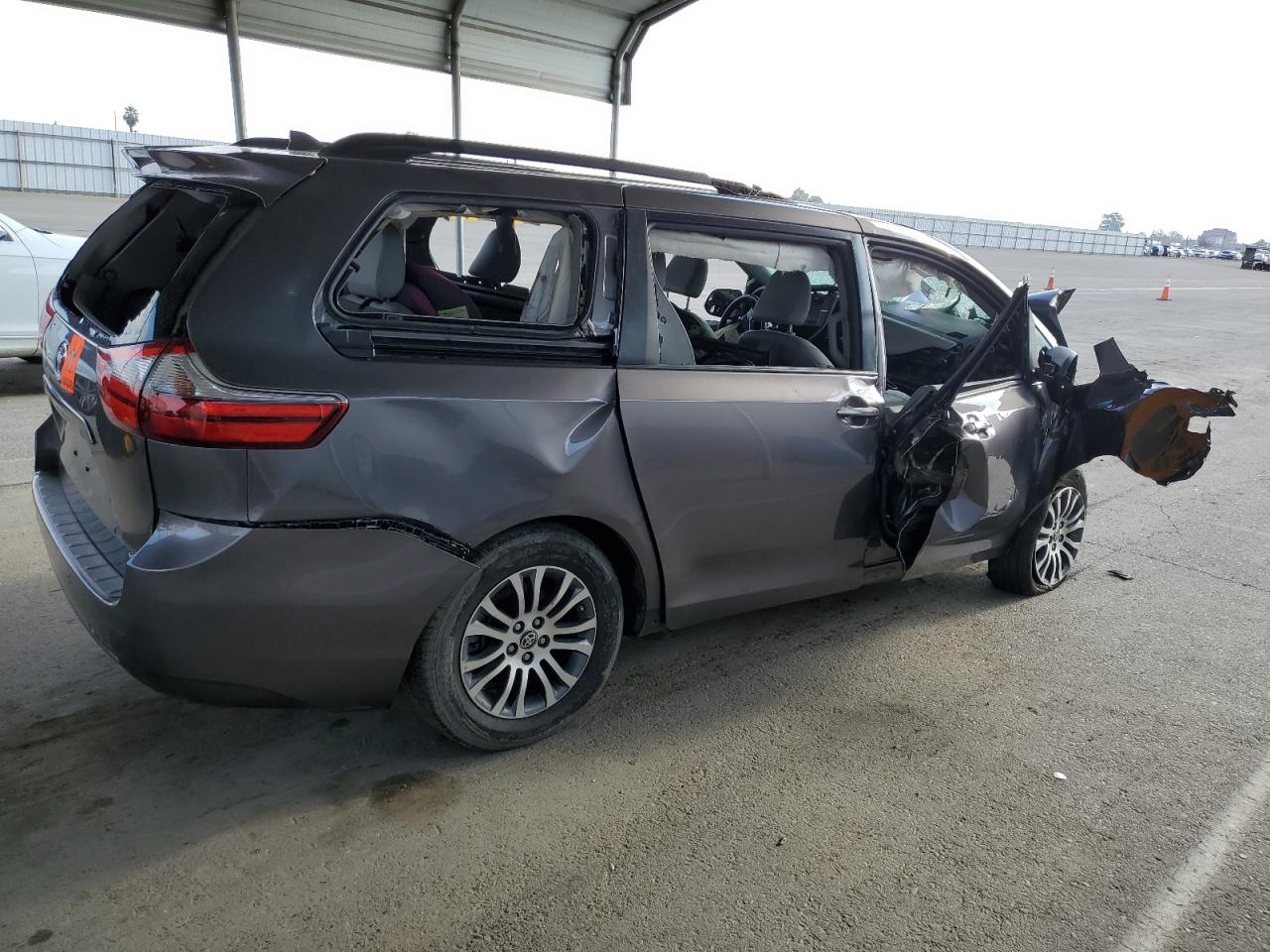 2020 Toyota Sienna - Image 3