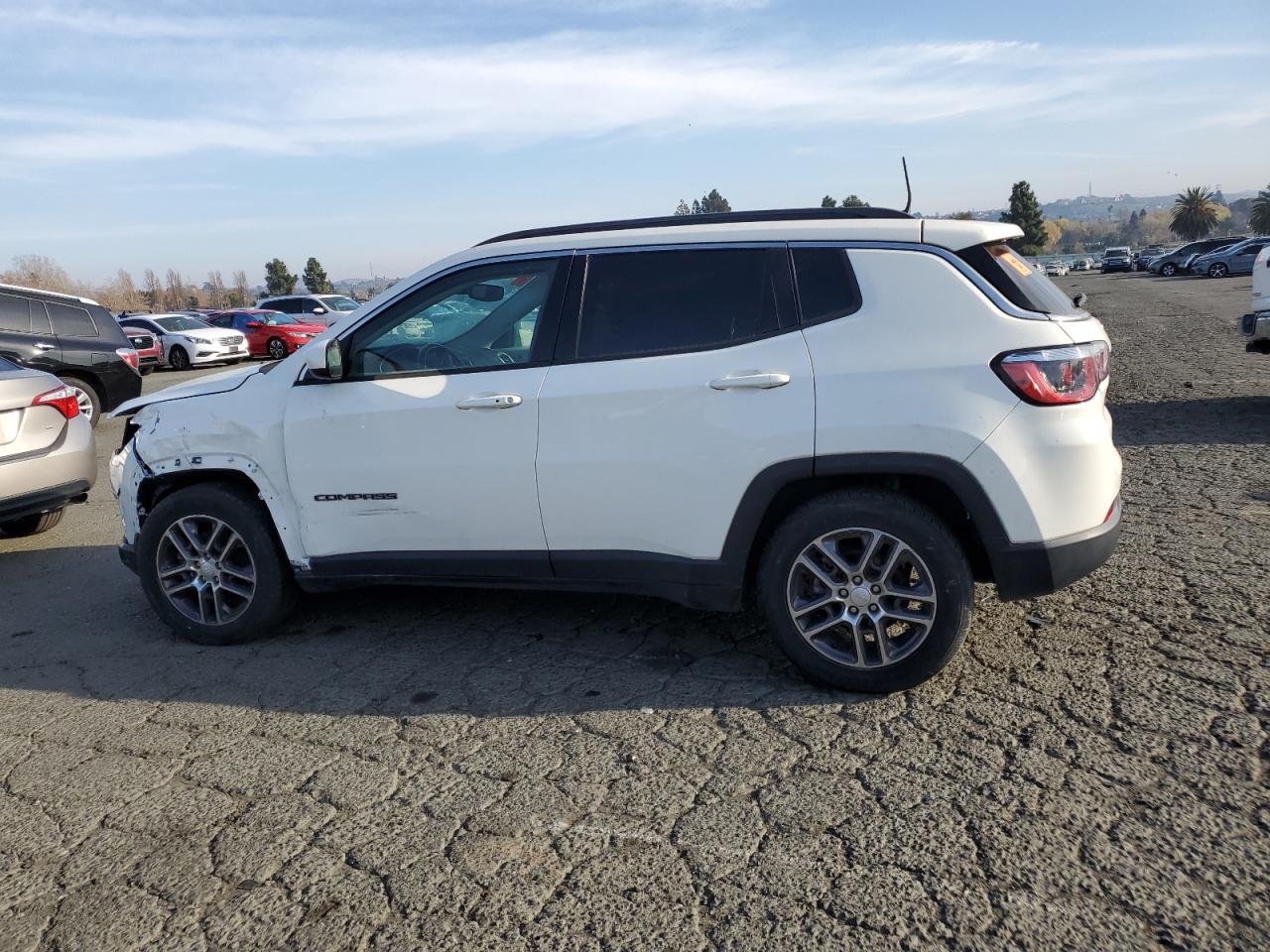 VIN 3C4NJCBB8KT832260 2019 JEEP COMPASS no.2