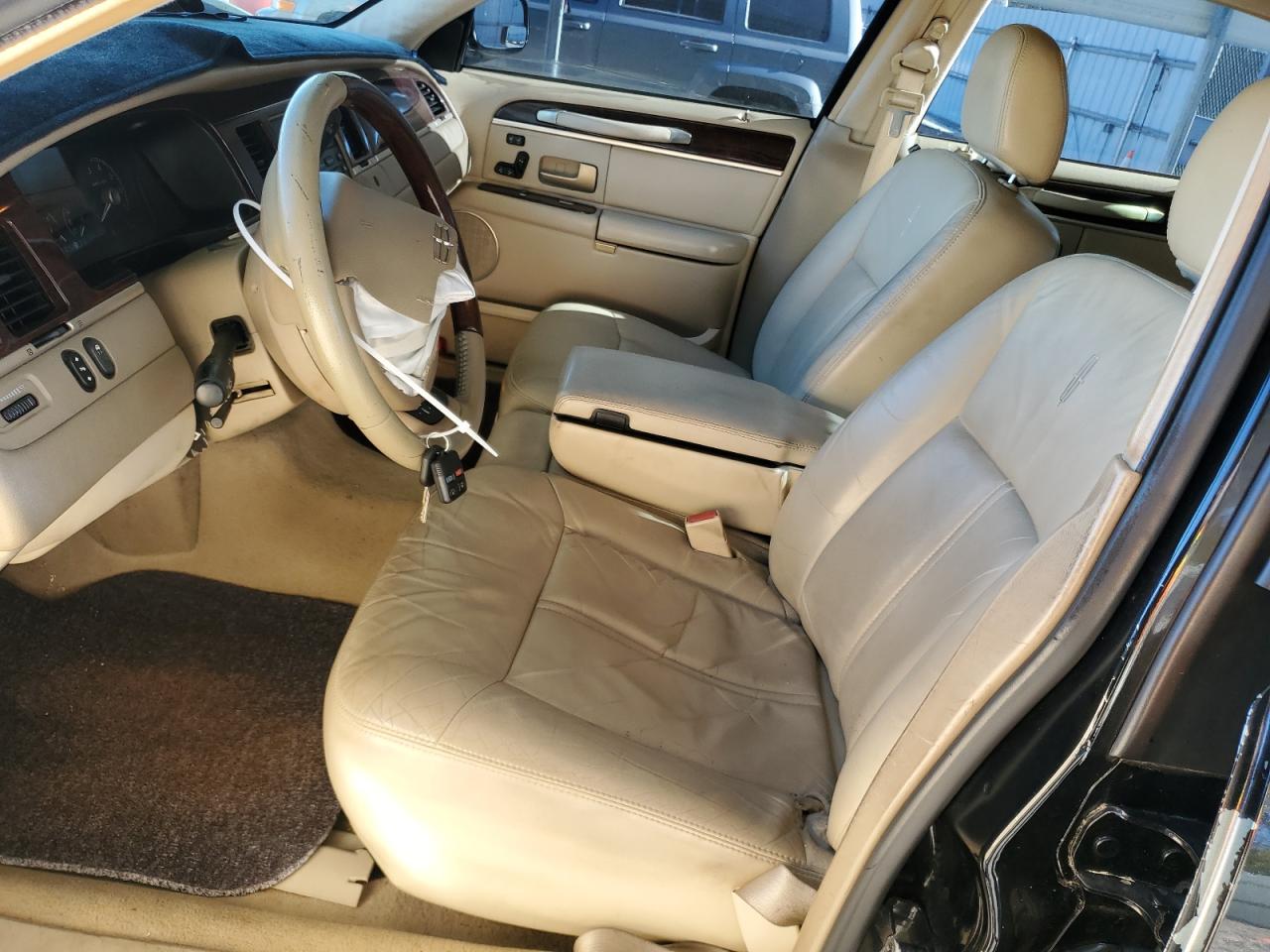 2006 Lincoln Town Car - Image 7