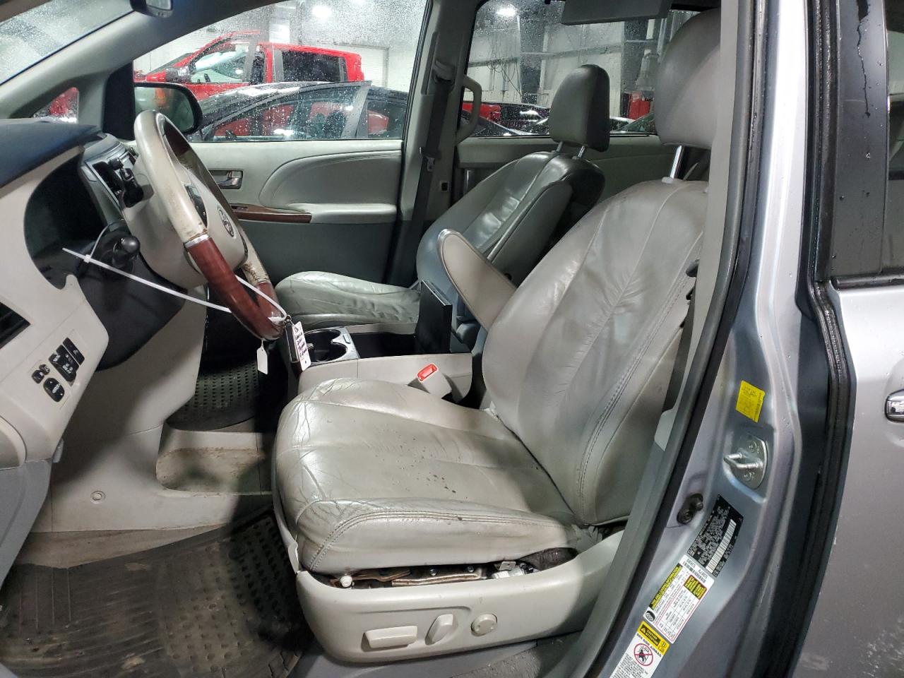 2011 Toyota Sienna - Image 7