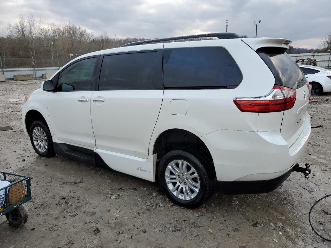 2017 Toyota Sienna - Image 2