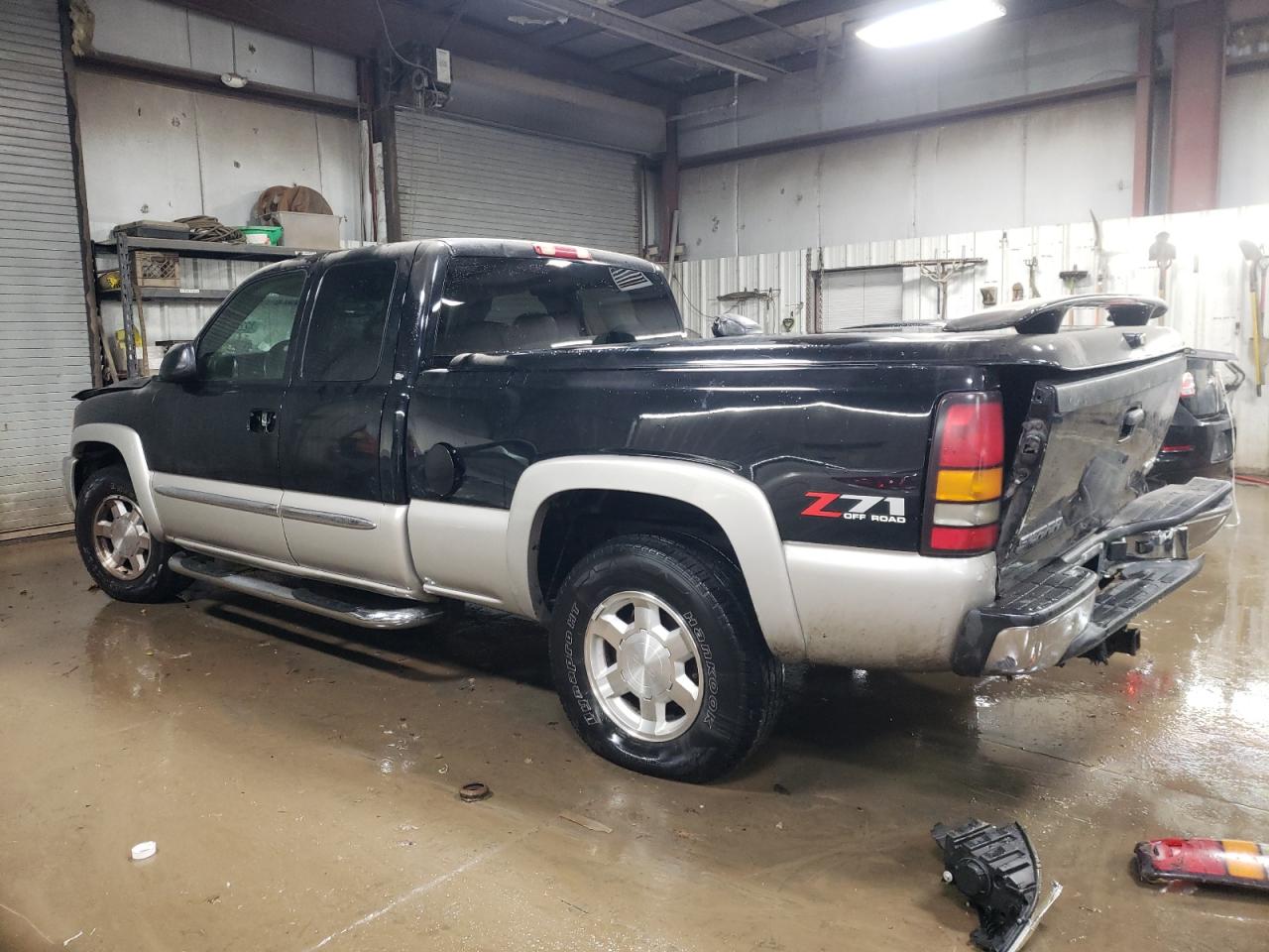 2006 GMC Sierra - Image 2