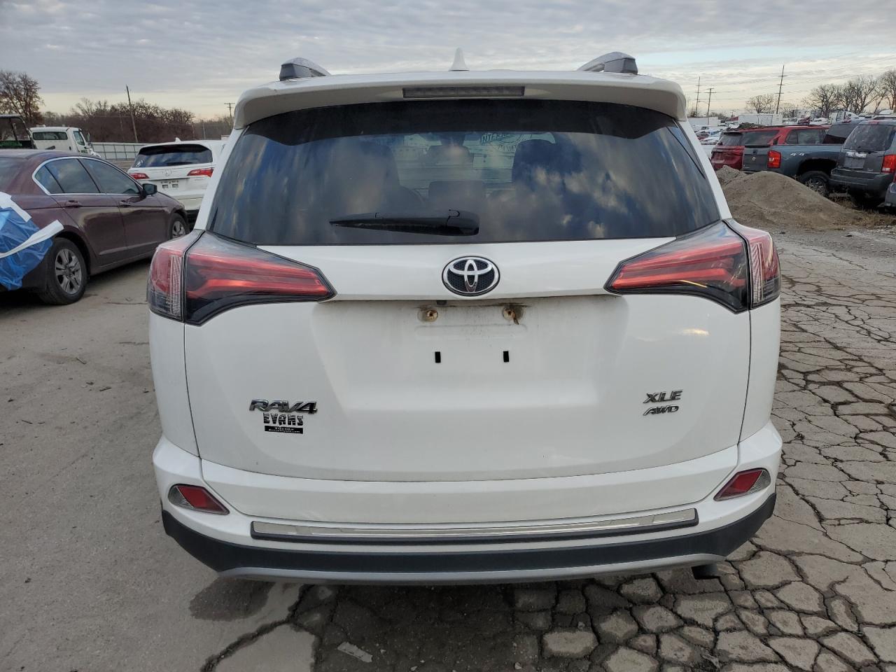 VIN 2T3RFREV1JW858024 2018 TOYOTA RAV4 no.6