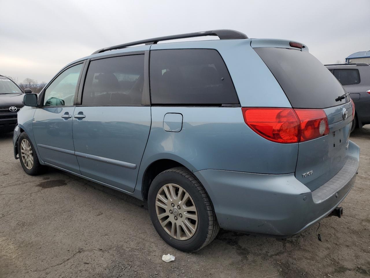 2009 Toyota Sienna - Image 2
