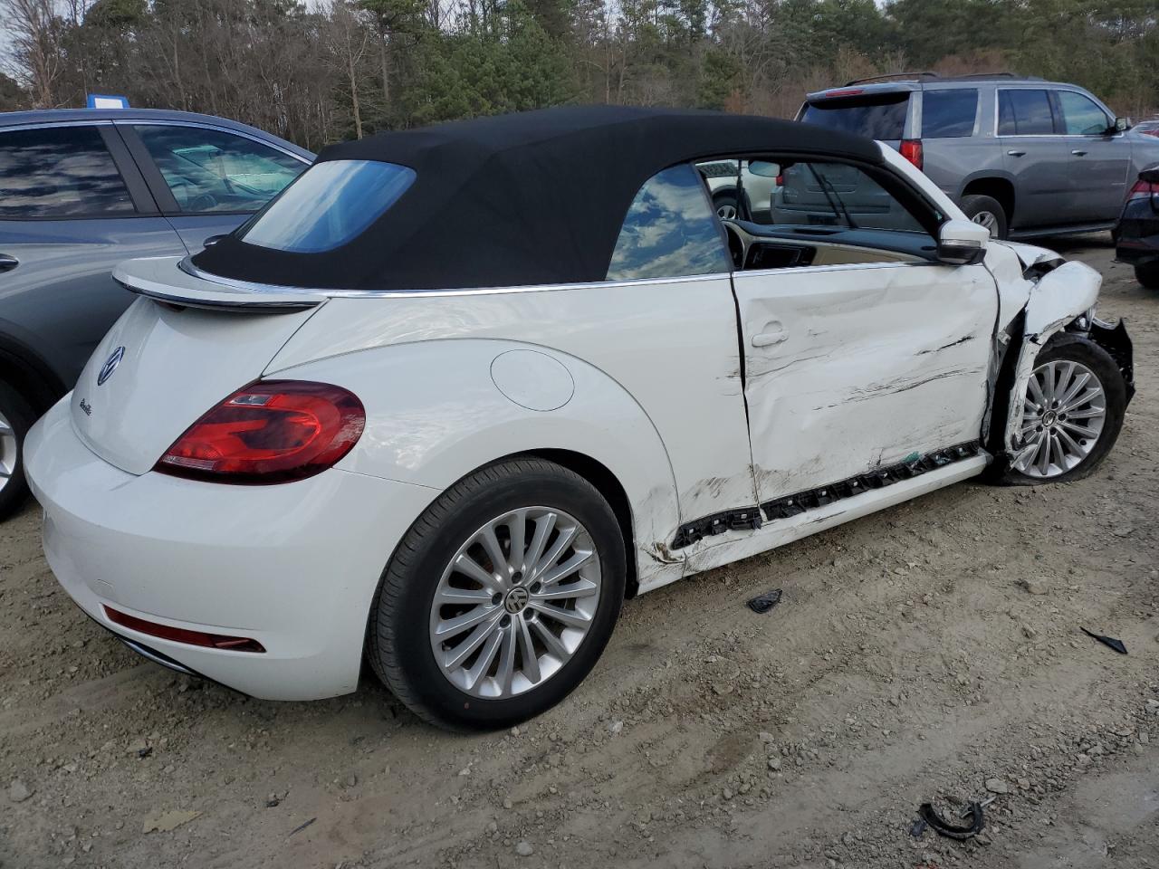 2019 Volkswagen Beetle - Image 3