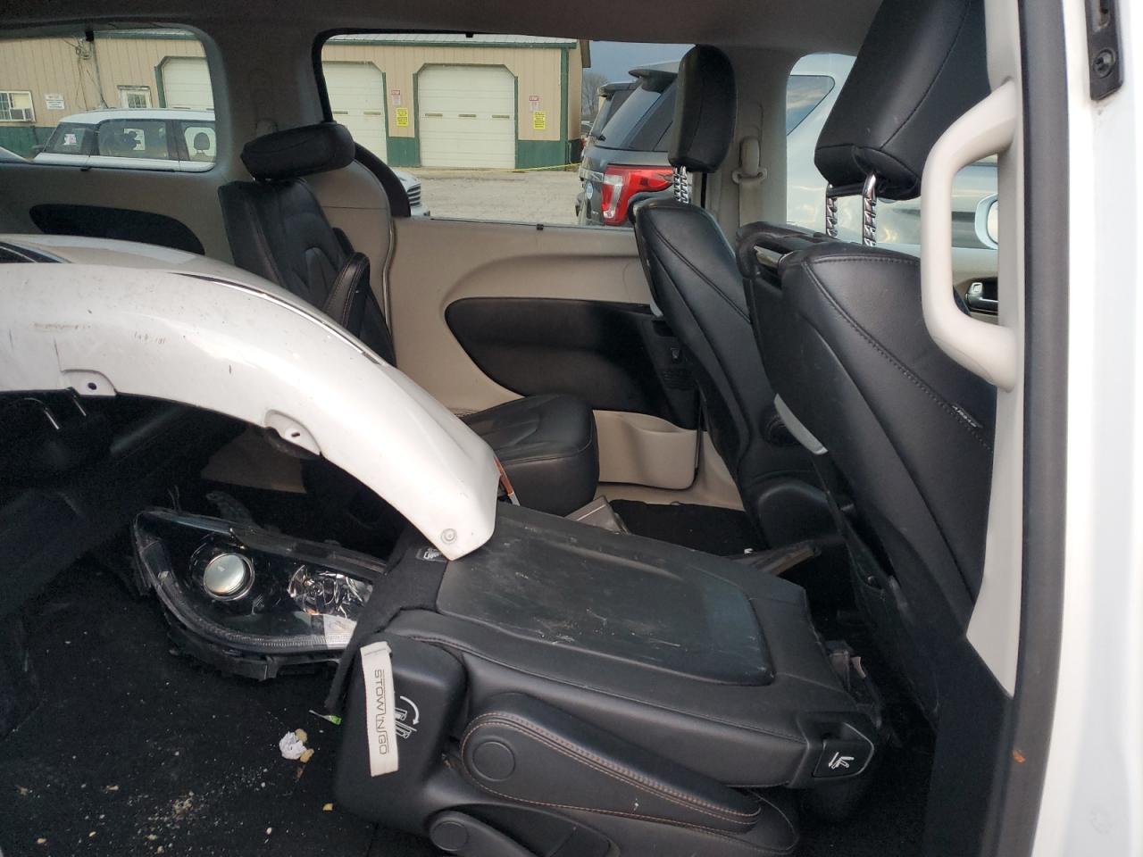 2017 Chrysler Pacifica - Image 11