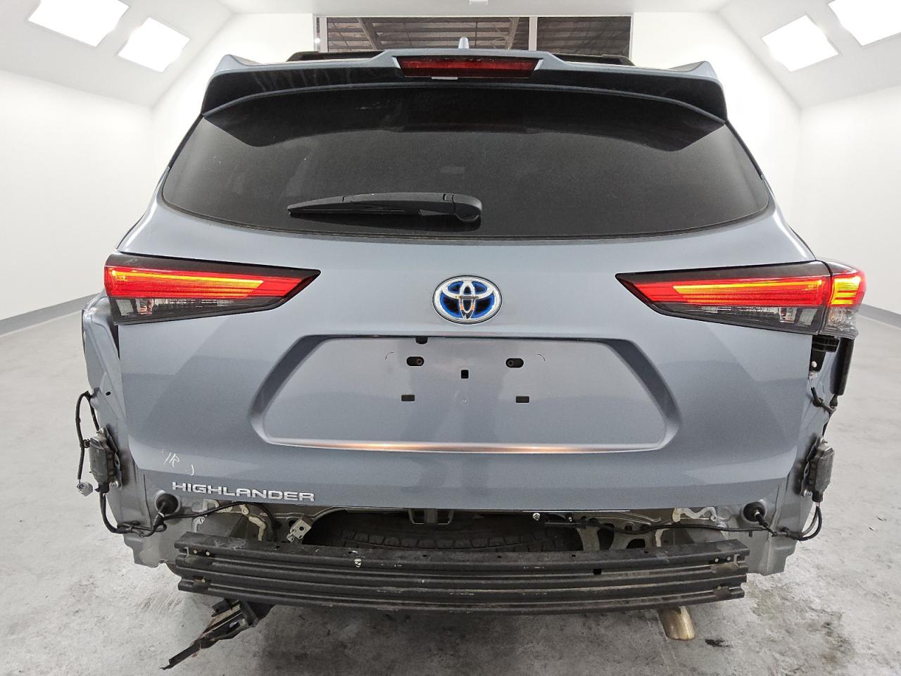 2022 Toyota Highlander - Image 6