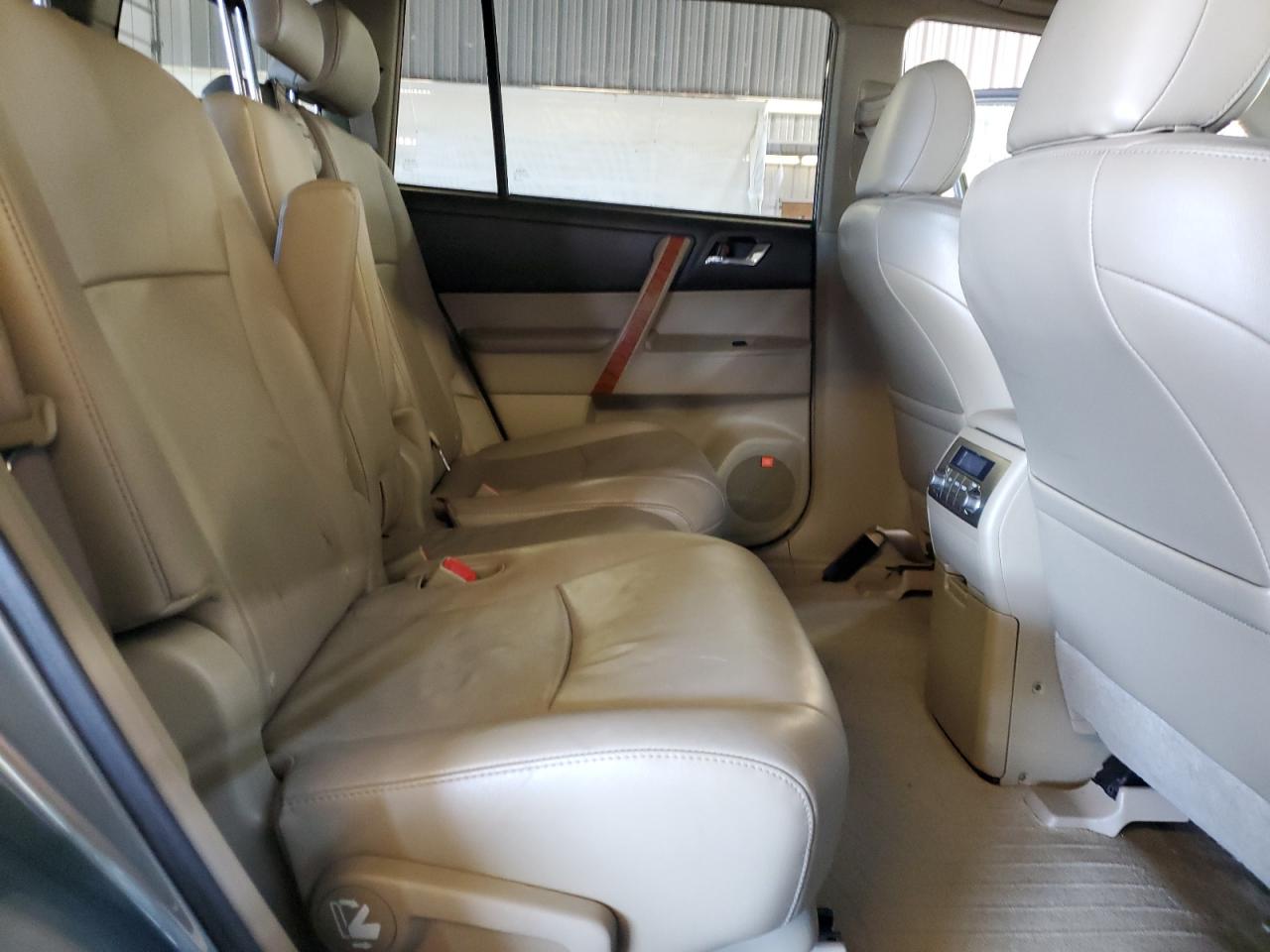 2010 Toyota Highlander - Image 12