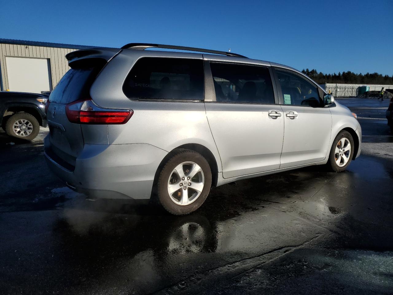 2015 Toyota Sienna - Image 3