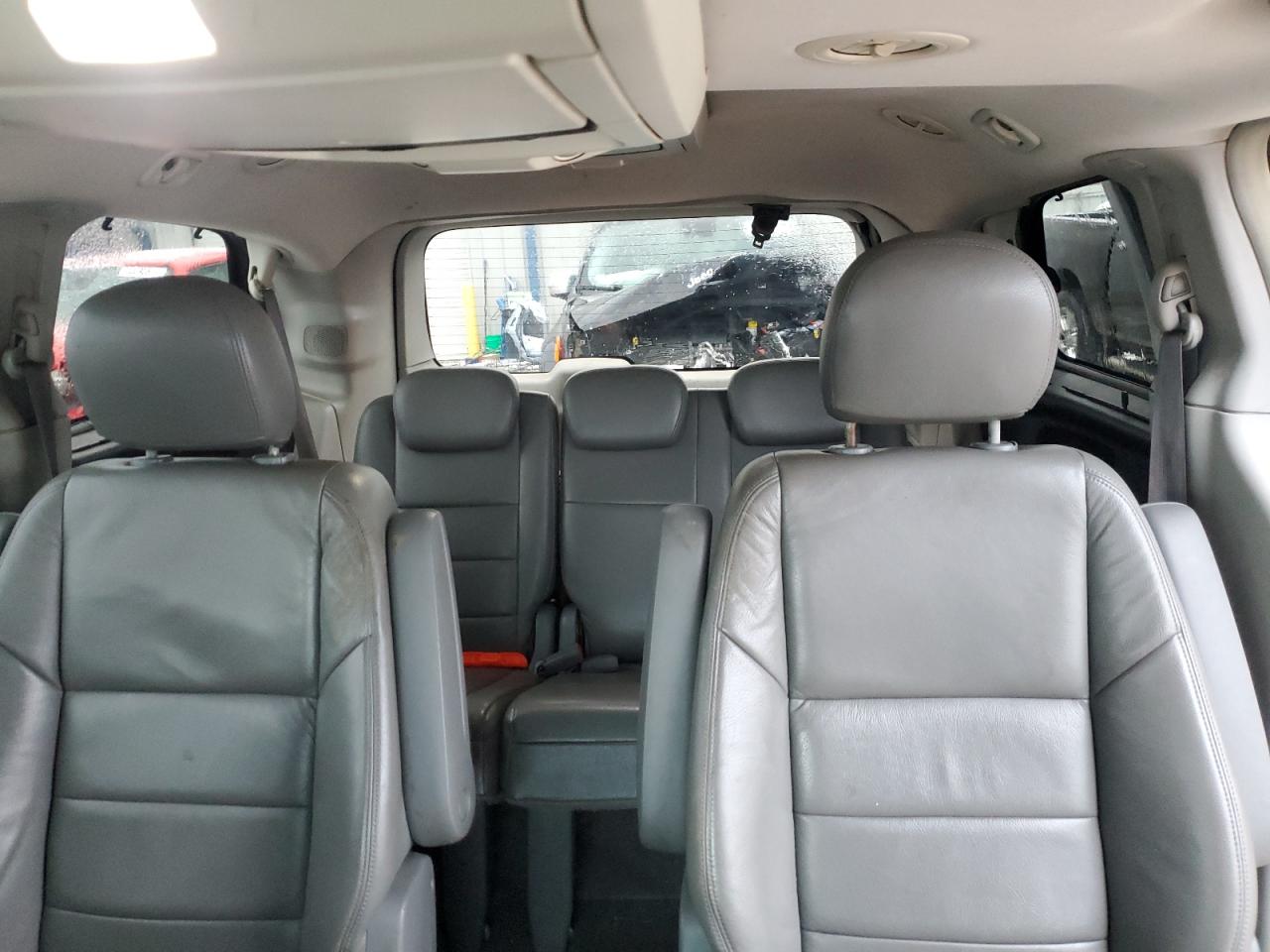 2009 Volkswagen Routan - Image 10