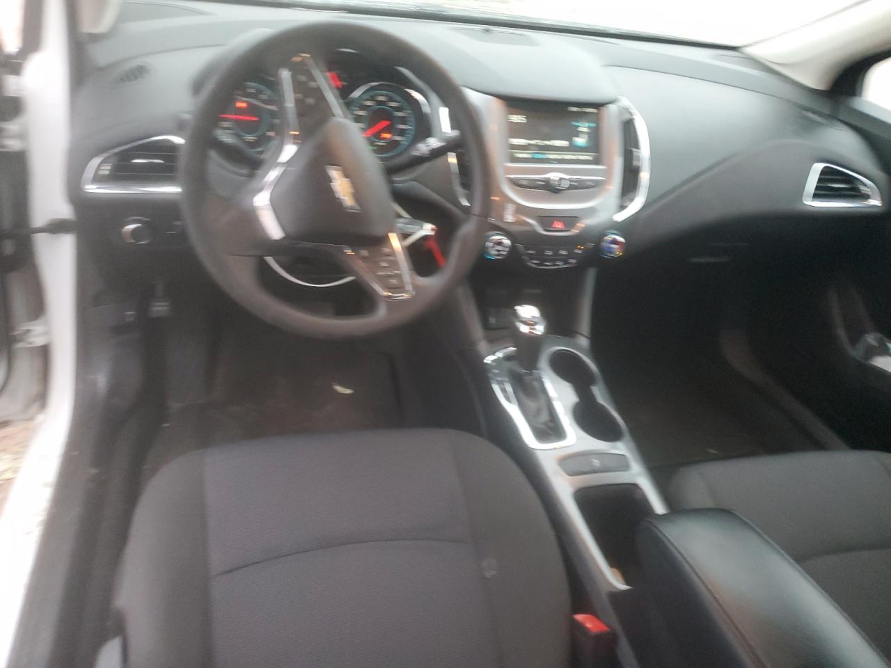 2018 Chevrolet Cruze - Image 8