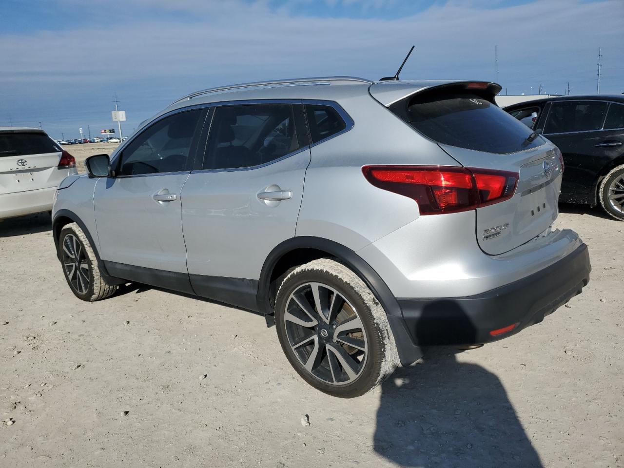 2018 Nissan Rogue - Image 2