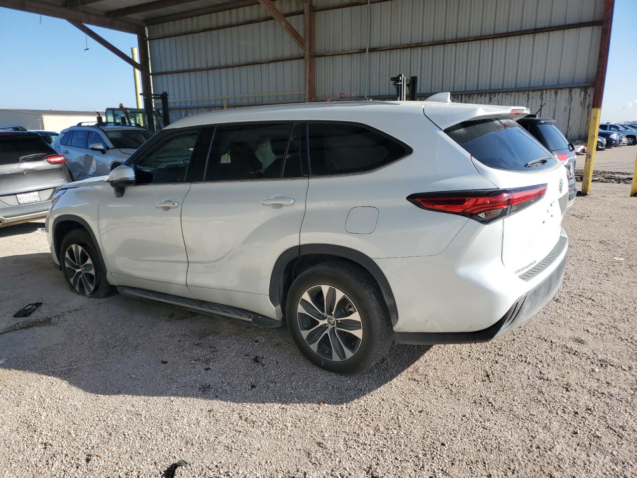 2022 Toyota Highlander - Image 2