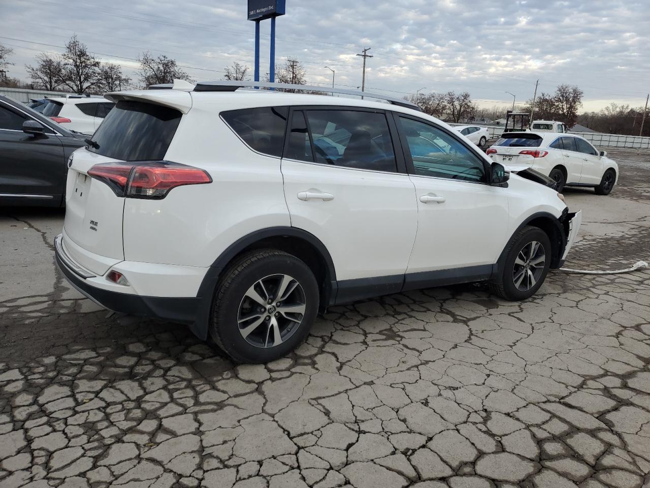 VIN 2T3RFREV1JW858024 2018 TOYOTA RAV4 no.3