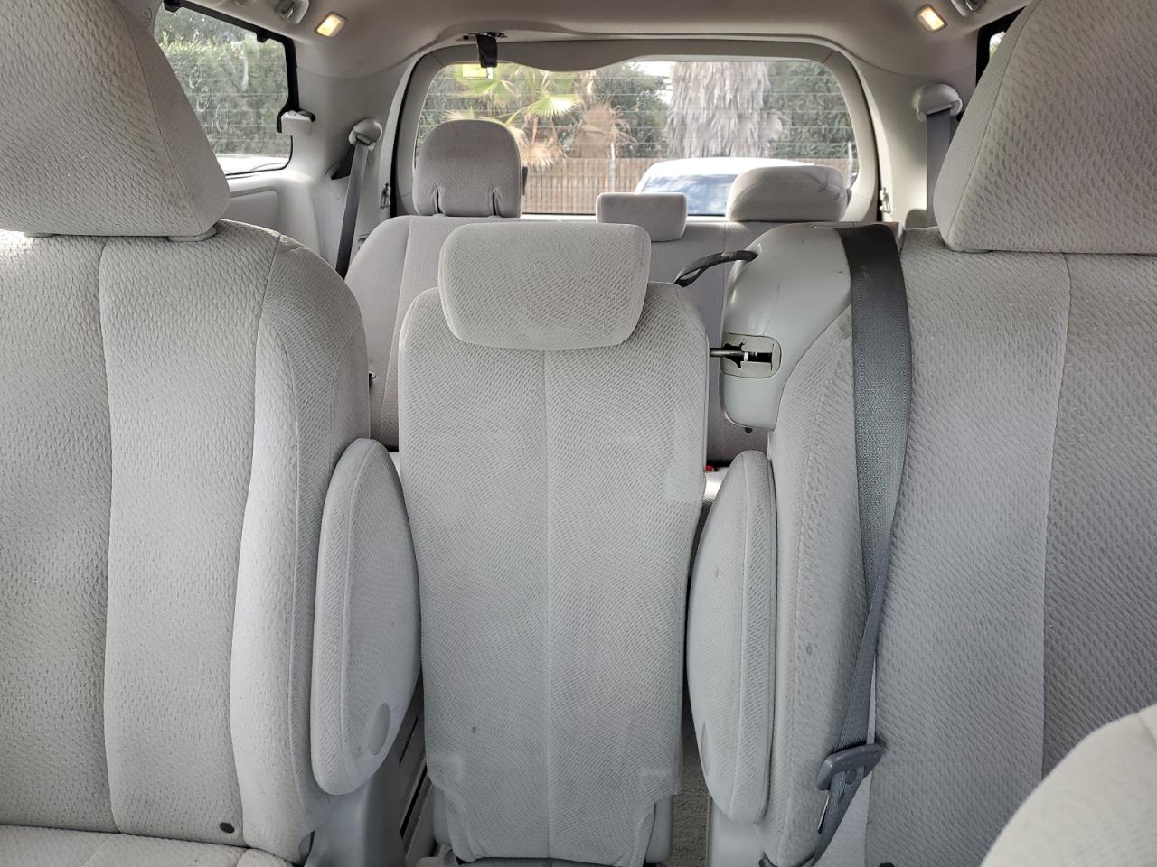 2014 Toyota Sienna - Image 10