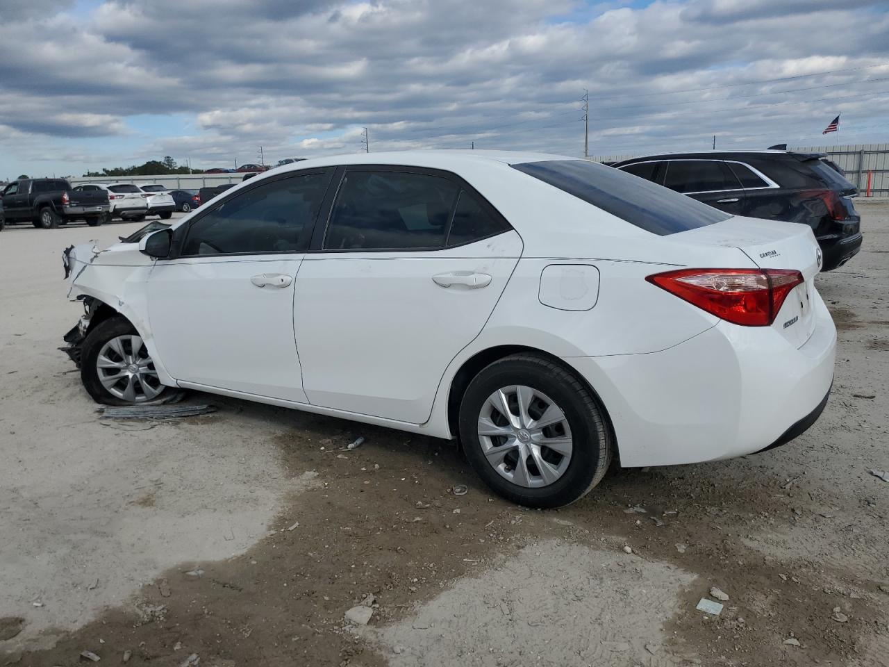 VIN 5YFBURHE5JP819370 2018 TOYOTA COROLLA no.2