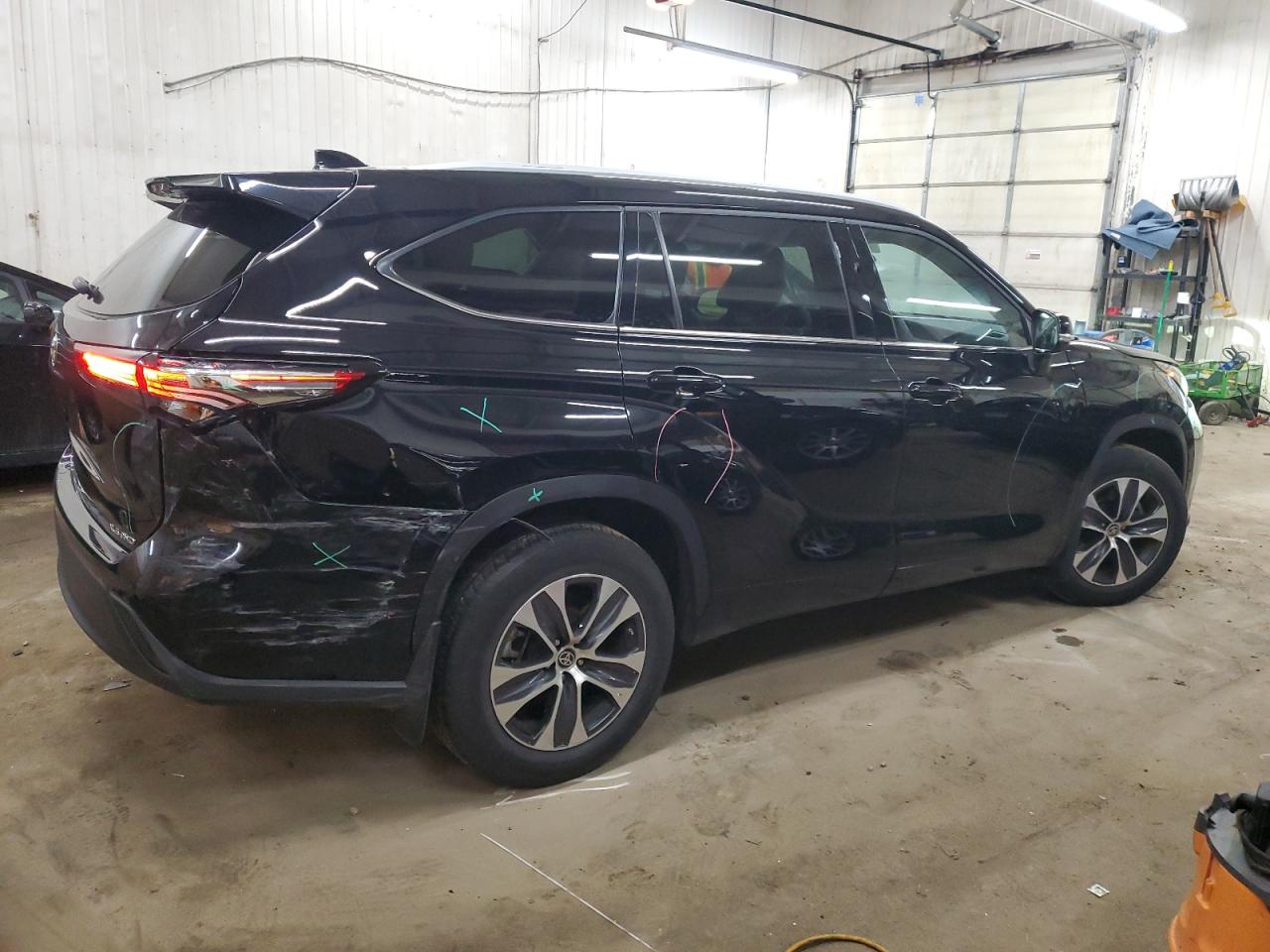 2022 Toyota Highlander - Image 3