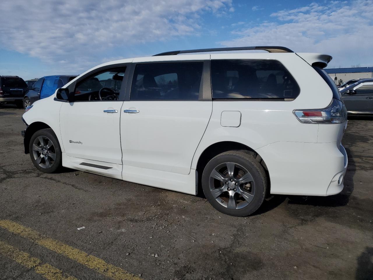 VIN 5TDXK3DC8GS761963 2016 TOYOTA SIENNA no.2