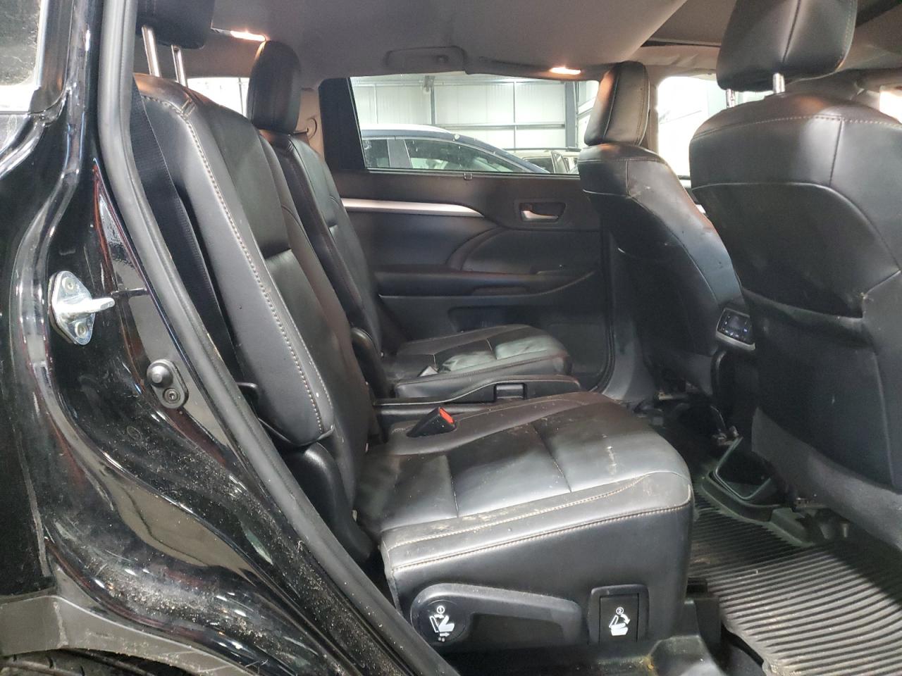 2019 Toyota Highlander - Image 11