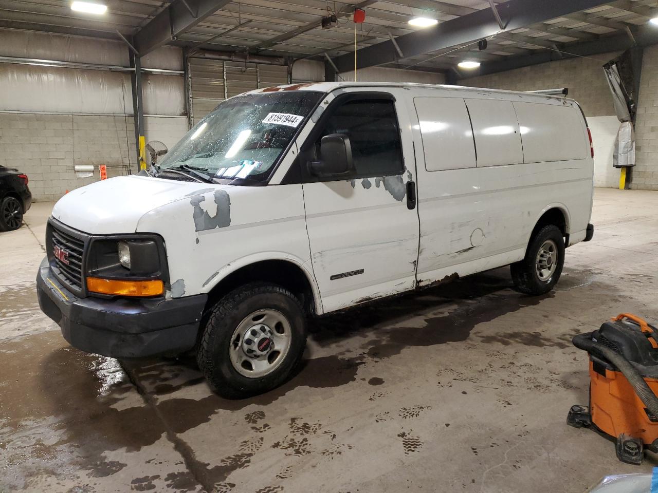 2004 GMC Savana - Image 1