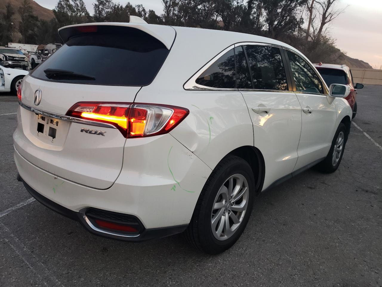 VIN 5J8TB3H30JL008821 2018 ACURA RDX no.3