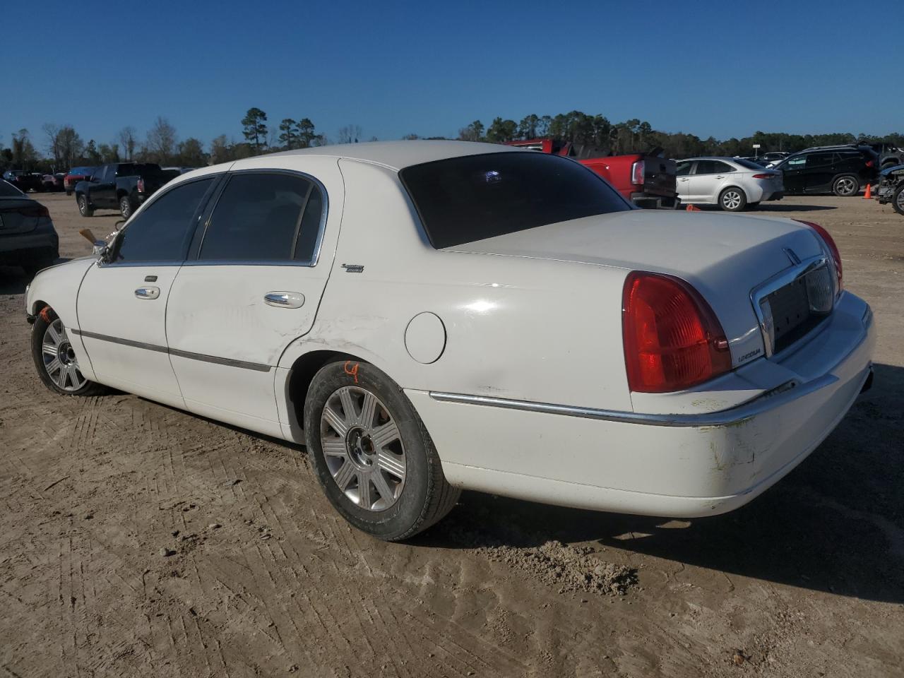 2010 Lincoln Town Car - Image 2