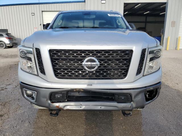  NISSAN TITAN 2017 Srebrny