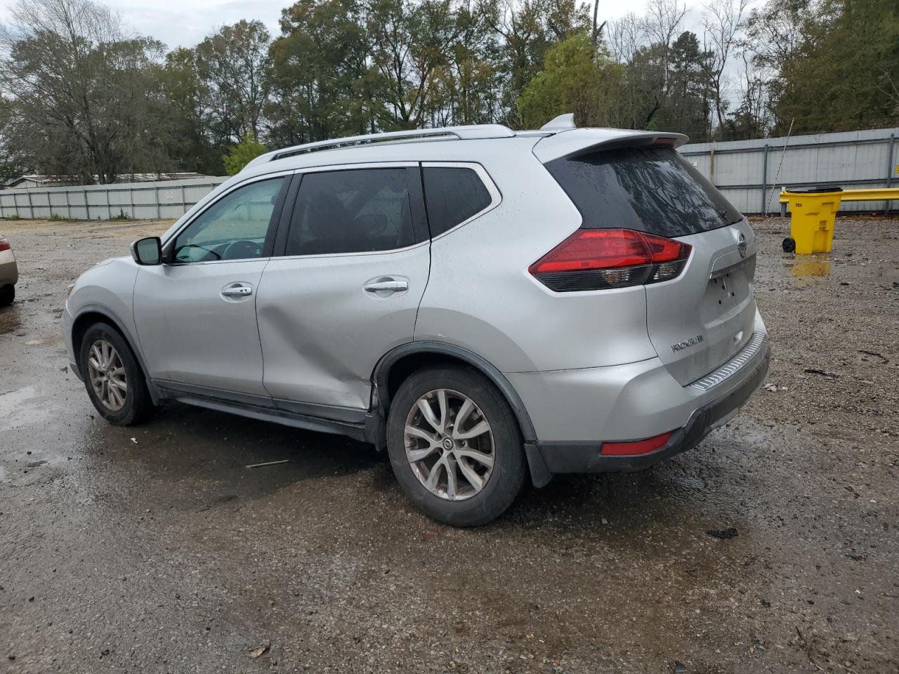 2017 Nissan Rogue - Image 2